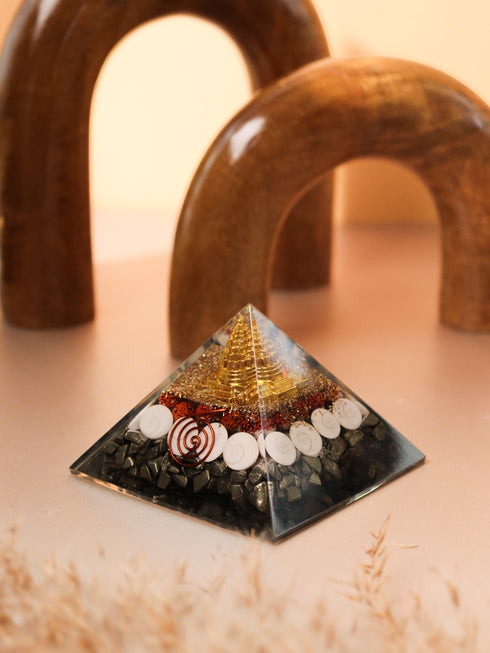 Money Magnet Pyramid & Selenite Plate